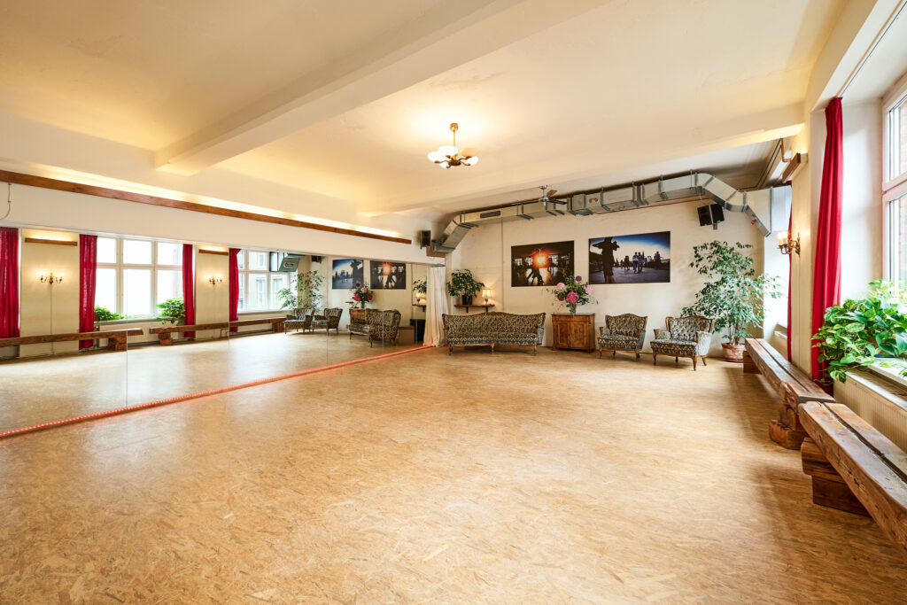 Nou Tango Spiegelraum by Saskia Uppenkamp | Photographer